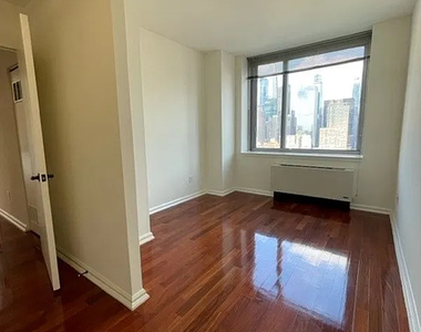 515 West 52nd Street - Photo Thumbnail 4