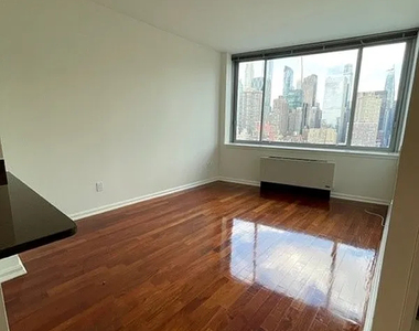 515 West 52nd Street - Photo Thumbnail 1
