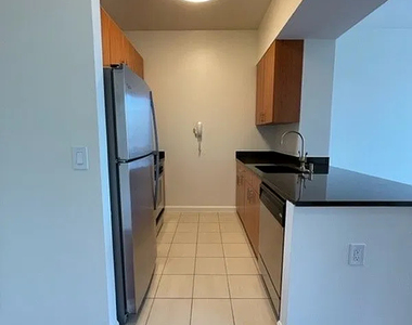 515 West 52nd Street - Photo Thumbnail 2