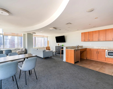 515 West 52nd Street - Photo Thumbnail 12