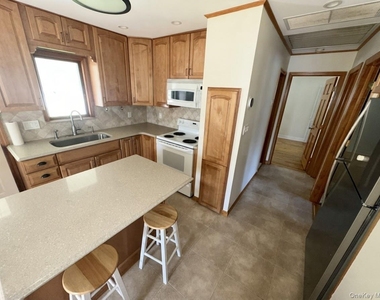 648 Dogwood Avenue - Photo Thumbnail 5