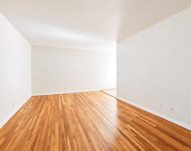 585 Mclean Avenue - Photo Thumbnail 2