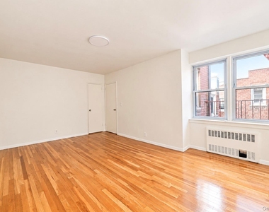 585 Mclean Avenue - Photo Thumbnail 9