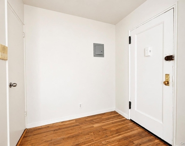 585 Mclean Avenue - Photo Thumbnail 10