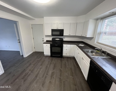 11-21 Ashdown Road - Photo Thumbnail 3