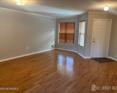131 Murray Drive - Photo Thumbnail 2