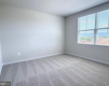 785 Hisey Avenue - Photo Thumbnail 12