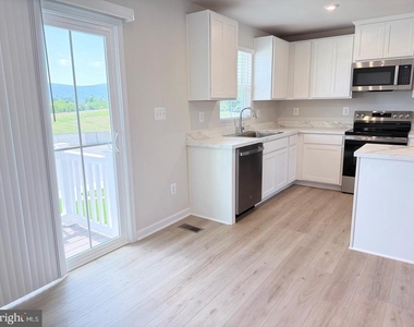 785 Hisey Avenue - Photo Thumbnail 2