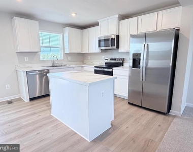 785 Hisey Avenue - Photo Thumbnail 3
