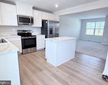 785 Hisey Avenue - Photo Thumbnail 5