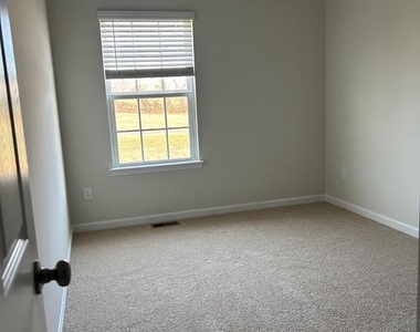 131 Rae Court - Photo Thumbnail 3