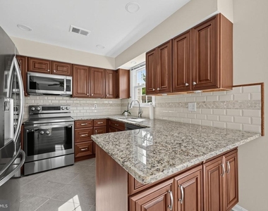 7427 Salford Court - Photo Thumbnail 15