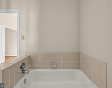 7427 Salford Court - Photo Thumbnail 8