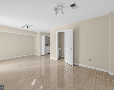 7427 Salford Court - Photo Thumbnail 3