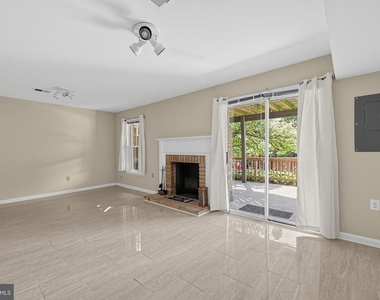 7427 Salford Court - Photo Thumbnail 2