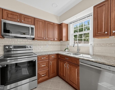 7427 Salford Court - Photo Thumbnail 16