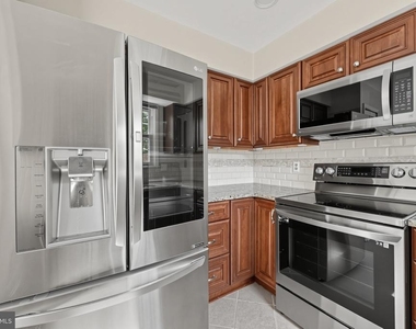 7427 Salford Court - Photo Thumbnail 18