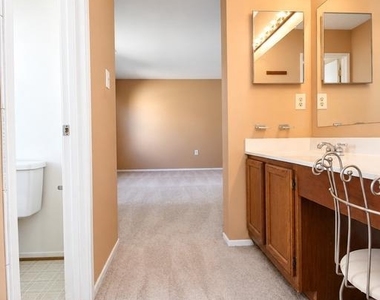 7819 Harrowgate Circle - Photo Thumbnail 16