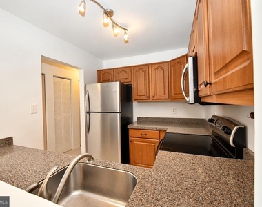 7819 Harrowgate Circle - Photo Thumbnail 6