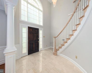 101 Gresham Place - Photo Thumbnail 2