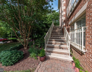101 Gresham Place - Photo Thumbnail 41
