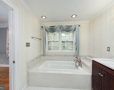 101 Gresham Place - Photo Thumbnail 28