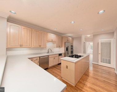 101 Gresham Place - Photo Thumbnail 9