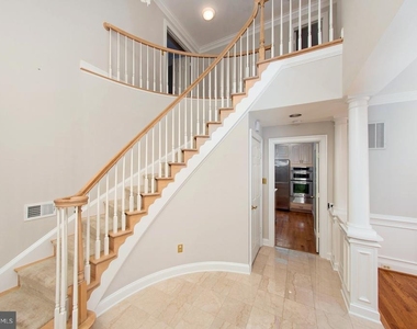 101 Gresham Place - Photo Thumbnail 3