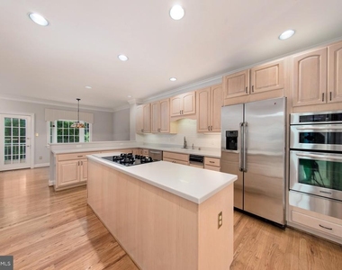 101 Gresham Place - Photo Thumbnail 8