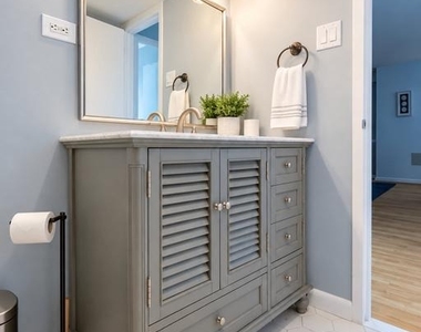 801 N Pitt Street - Photo Thumbnail 8