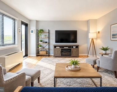 801 N Pitt Street - Photo Thumbnail 2
