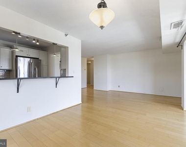 900 N Stafford Street - Photo Thumbnail 2