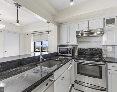 900 N Stafford Street - Photo Thumbnail 9