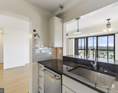 900 N Stafford Street - Photo Thumbnail 8