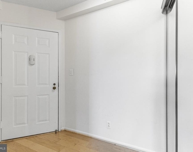 900 N Stafford Street - Photo Thumbnail 3