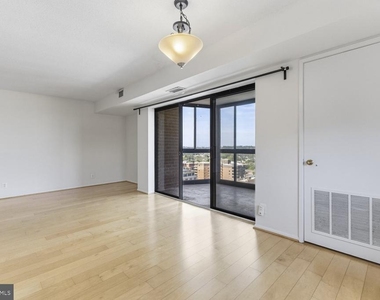 900 N Stafford Street - Photo Thumbnail 4