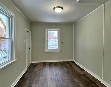 109 S Queen Street - Photo Thumbnail 4