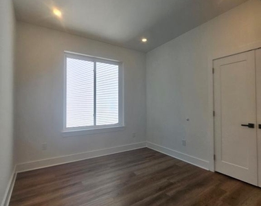6202 Germantown Avenue - Photo Thumbnail 7