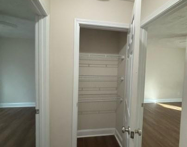 312 E Jenkins Street - Photo Thumbnail 4