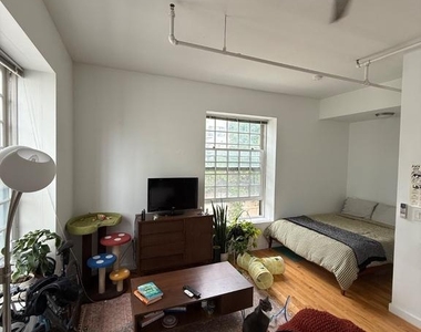 4 Leverington Avenue - Photo Thumbnail 3