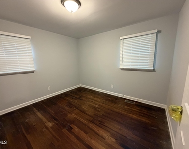 715 E River Road - Photo Thumbnail 10