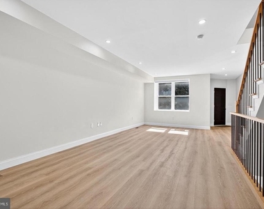 5925 Woodcrest Avenue - Photo Thumbnail 8