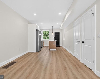 5925 Woodcrest Avenue - Photo Thumbnail 6