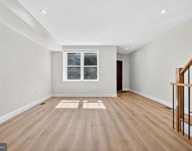 5925 Woodcrest Avenue - Photo Thumbnail 7