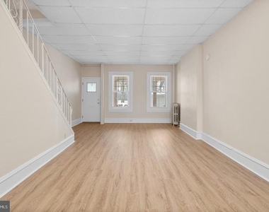 206 E Elm Street - Photo Thumbnail 3