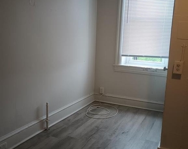 140 S Queen Street - Photo Thumbnail 4