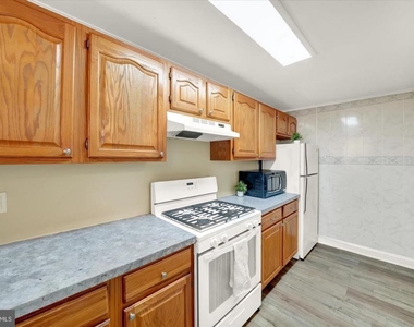 142 W 21st Street - Photo Thumbnail 9