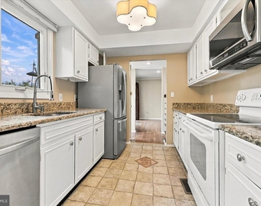 150 W Kenilworth Circle W - Photo Thumbnail 1
