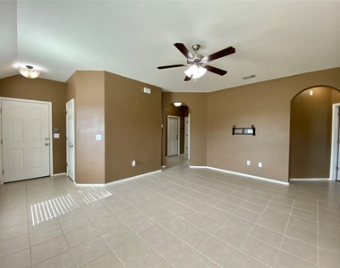 466 Eagle Brook Ln - Photo Thumbnail 4