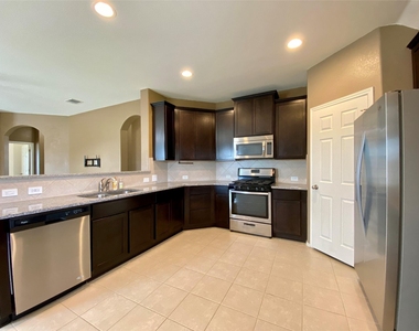 466 Eagle Brook Ln - Photo Thumbnail 7
